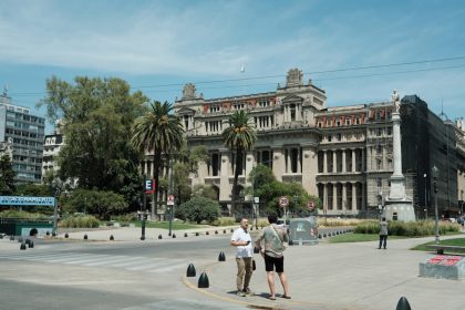 People gathered in front of a grand historic courthouse building, illustrating the Argentine federal court where Editorial Perfil filed its lawsuit against OpenAI and Microsoft